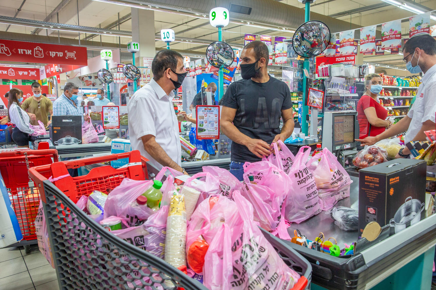 БАГАЦ запретил продавать игрушки и прочие «излишества» в супермаркетах во время блокады