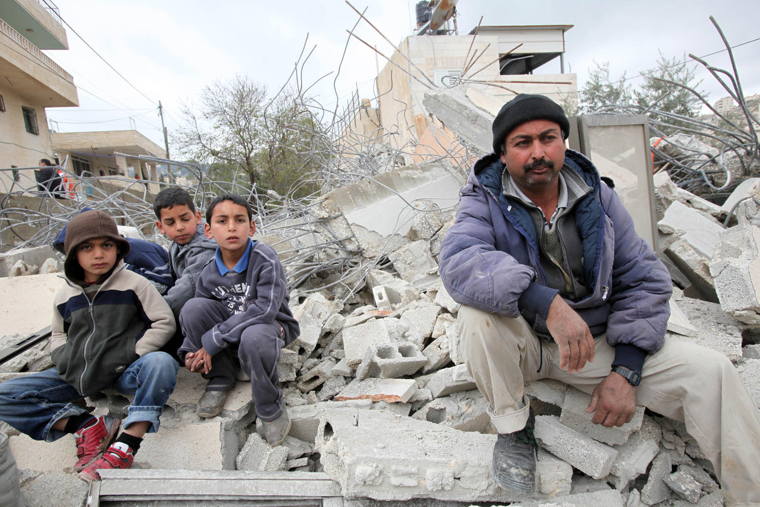 палестинская семья на руинах снесенного дома в Восточном Иерусалиме