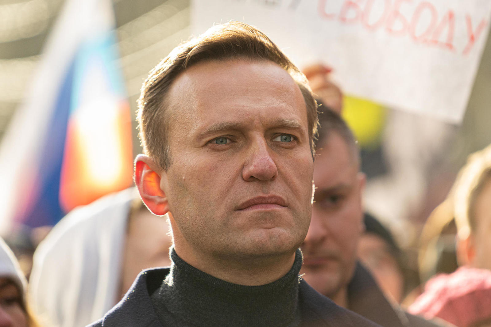 Навальный возвращается в Россию, где он «объявлен в розыск»