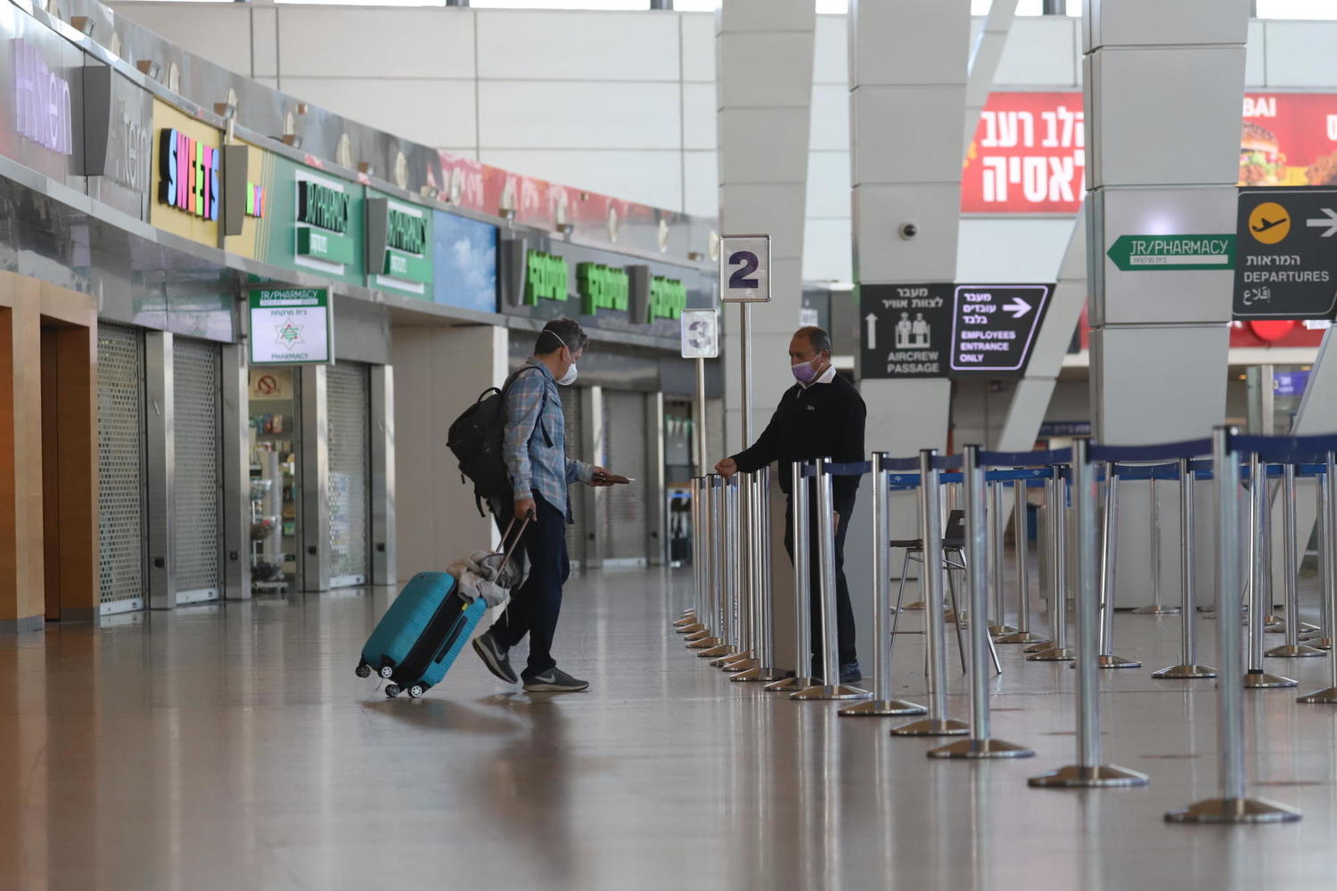 У правительства только две опции: закрытие аэропорта или электронные браслеты