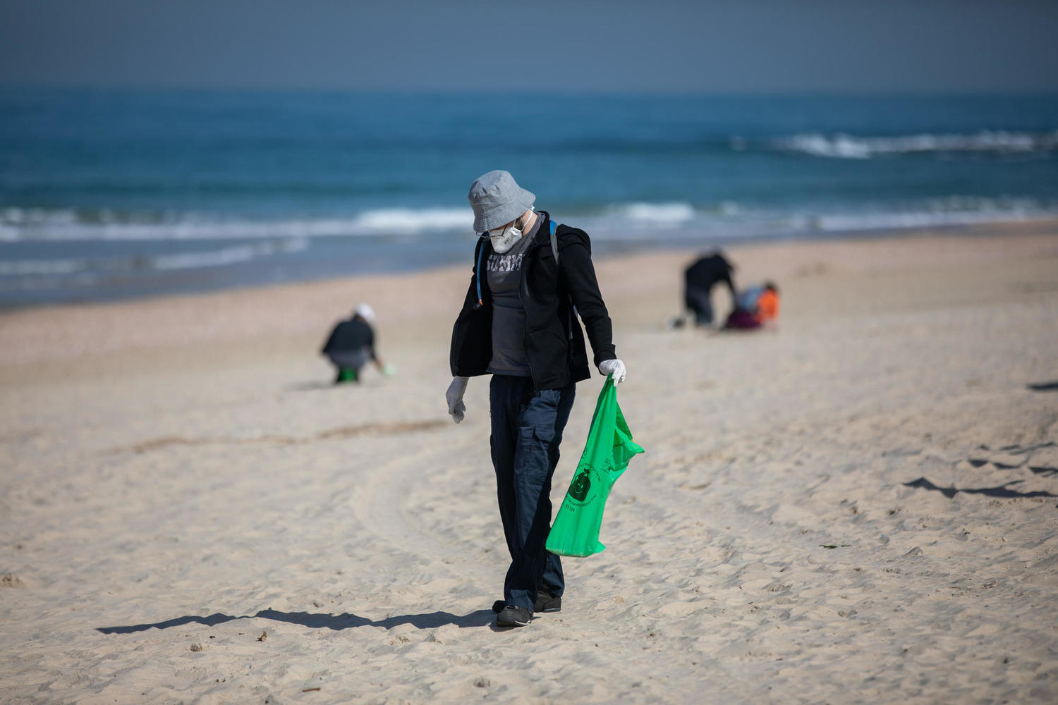В Еврейском университете определили, чем загажены израильские пляжи