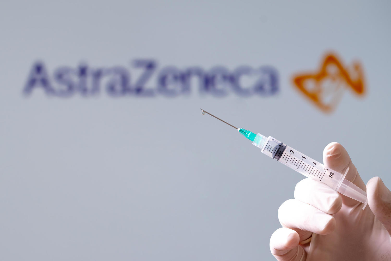 Паника с вакциной AstraZeneca: страны ЕС приостановили ее использование