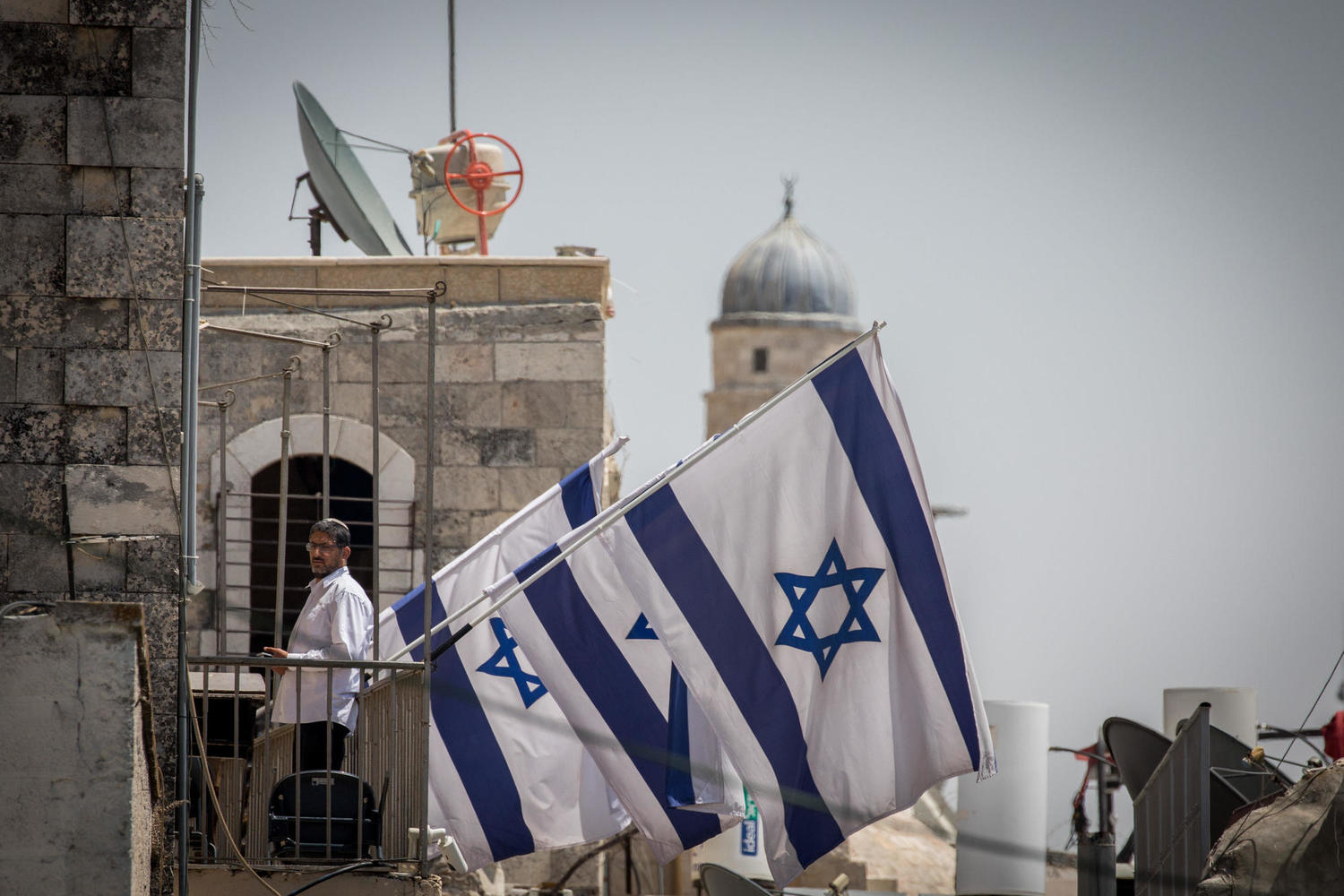 15 еврейских семей заселились в Восточный Иерусалим и подняли флаги