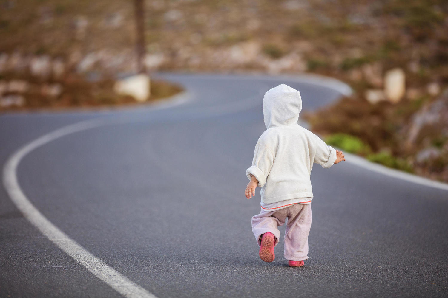 Рядом проходит шоссе: 4-летний ребенок свободно ушел из садика в Холоне и его не хватились