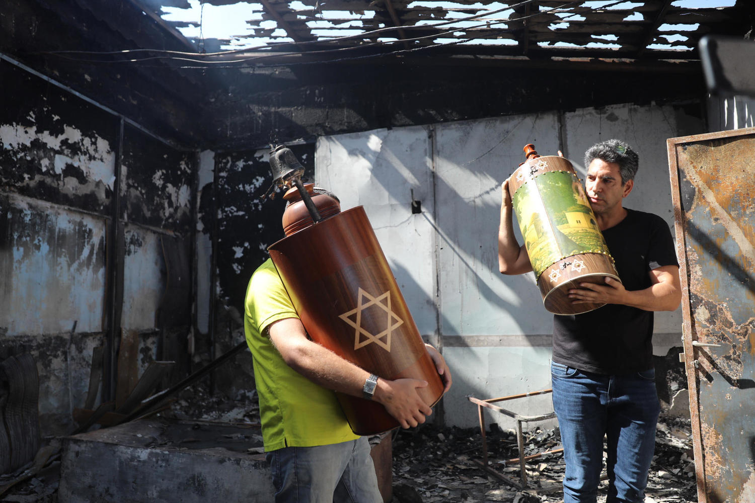 вынос свитков Торы из сожженной синагоги в Лоде
