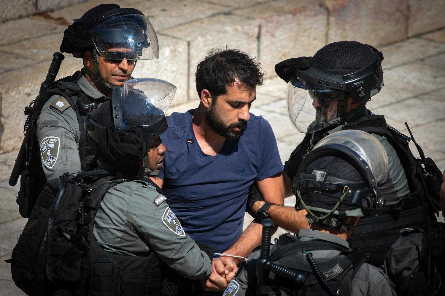 иллюстрация: арест участника арабских беспорядков