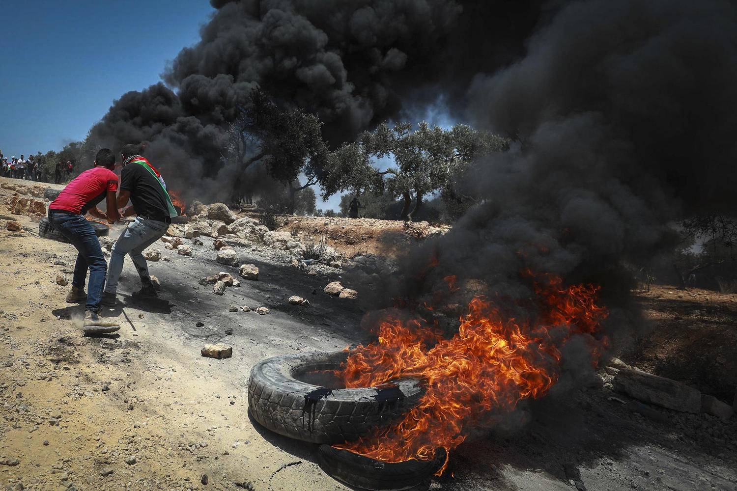 палестинские демонстранты жгут покрышки у форпоста Авитар