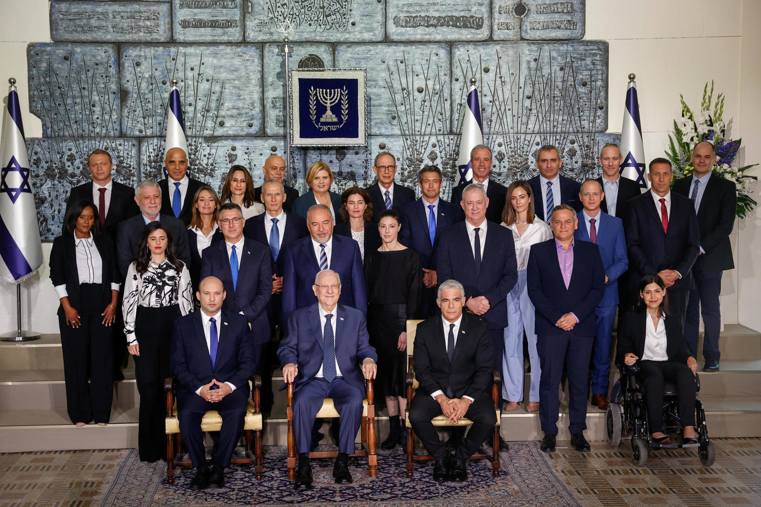 Групповое фото нового правительства в резиденции президента Израиля вместе с президентом Реувеном Ривлиным