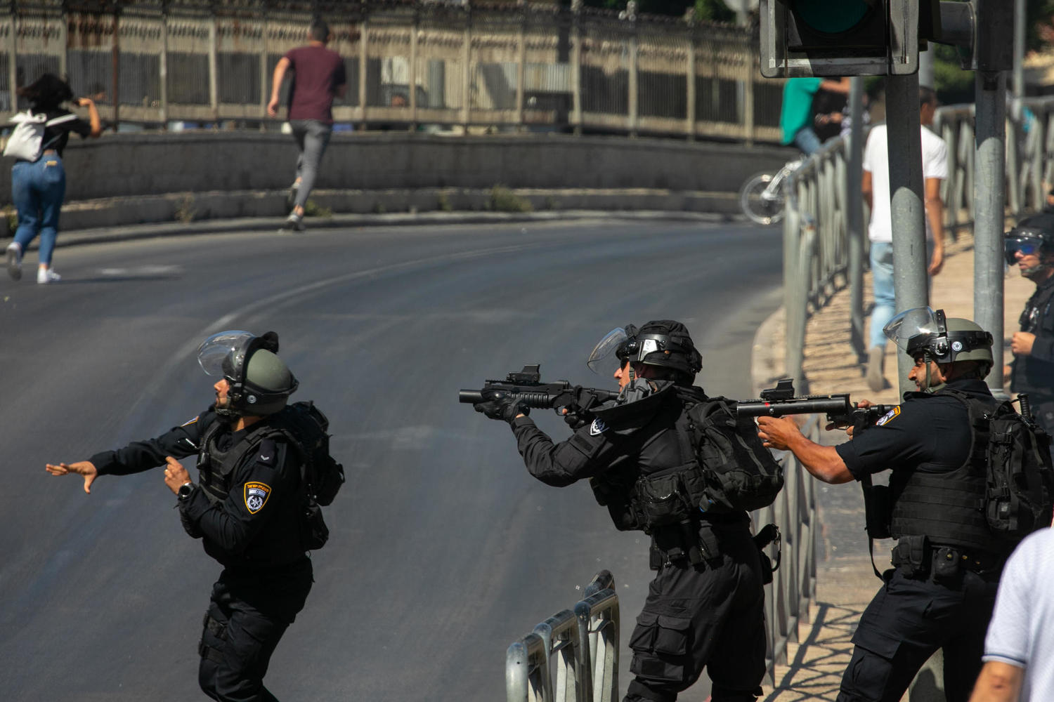 Парад флагов приближается: нападение на полицейских в районе Шхемских ворот