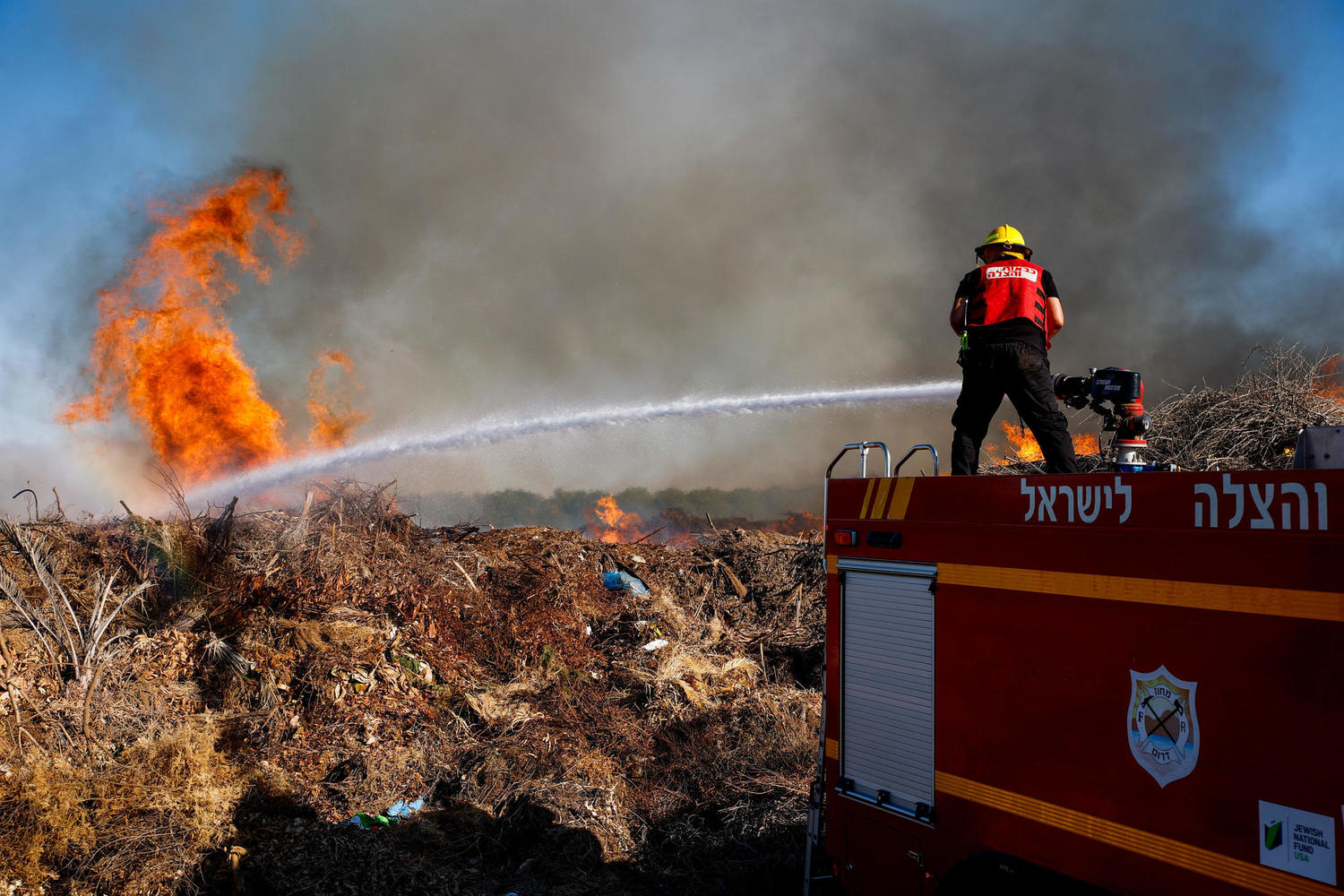Пожар в лесу Симхони, вызванный зажигательным шаром.