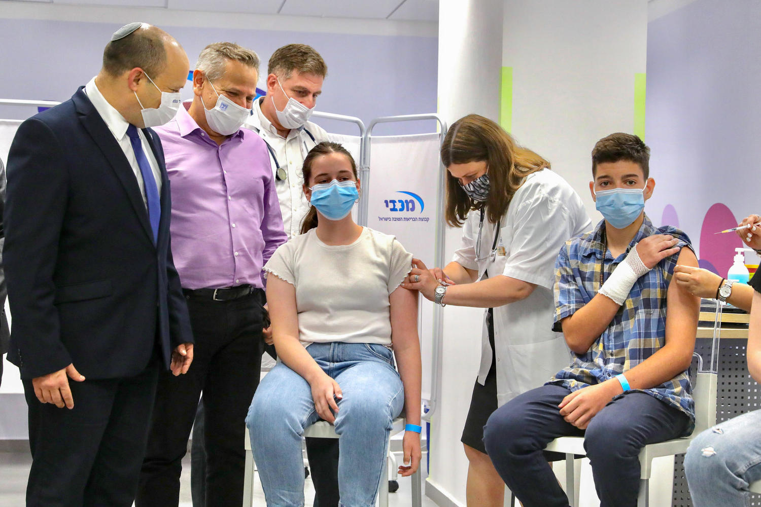 Премьер-министр и министр здравоохранения наблюдают за вакцинацией подростков в Холоне.
