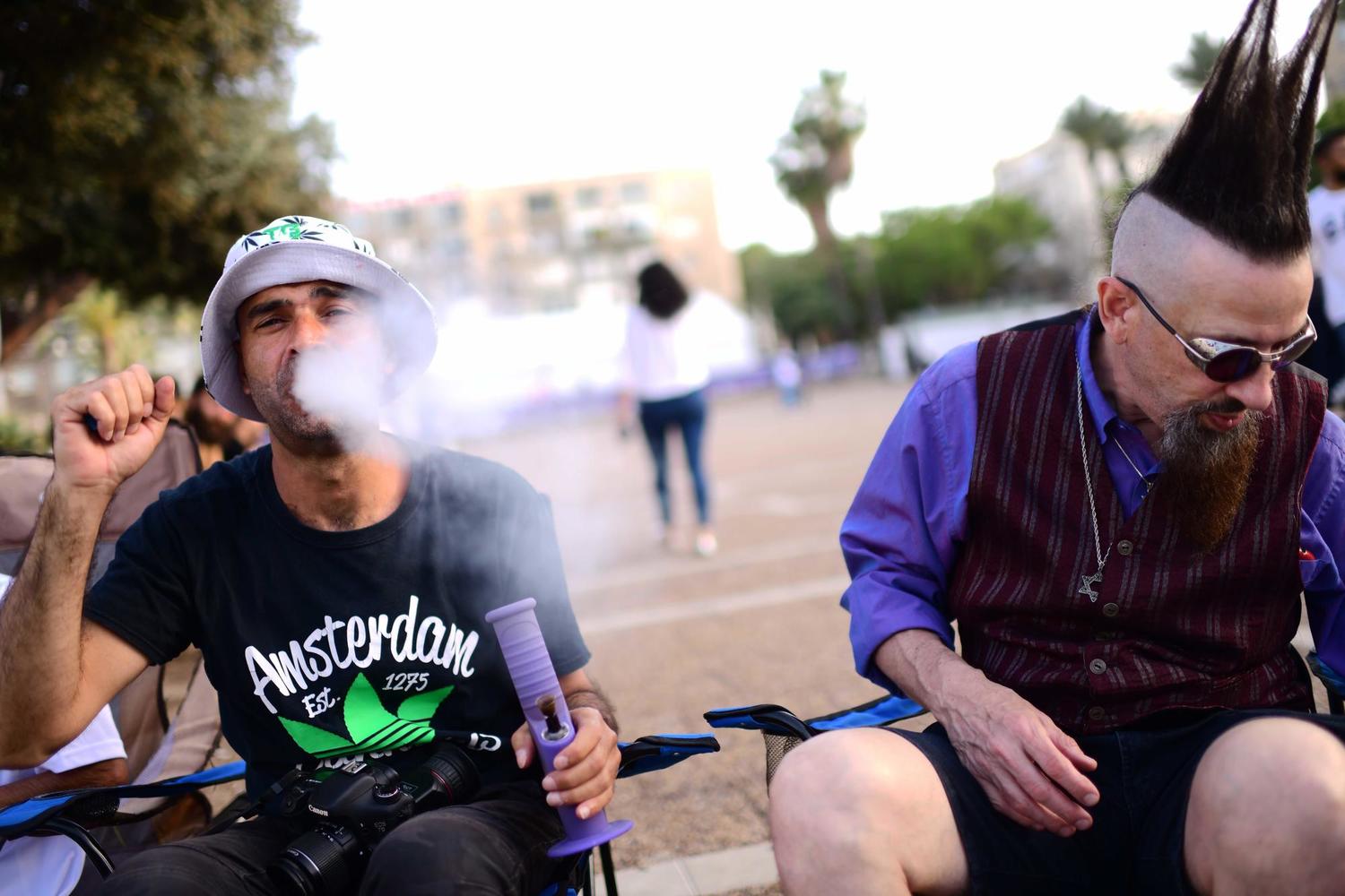курильщики каннабиса на площади Рабина в Тель-Авиве