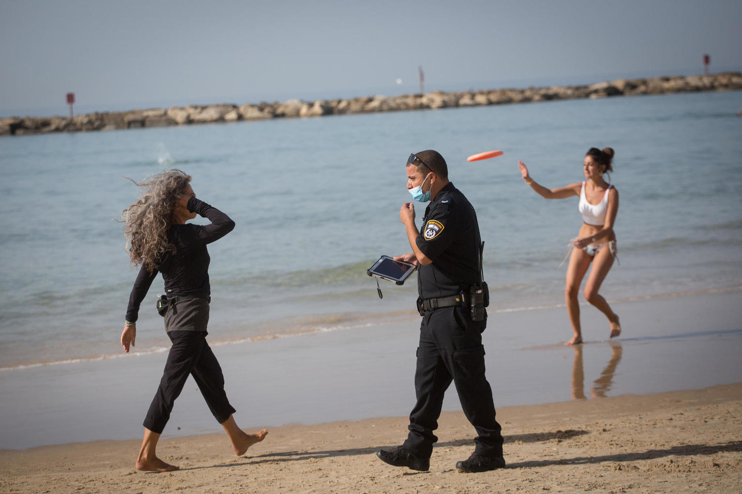Полицейский инспектор патрулирует пляж в Тель-Авиве