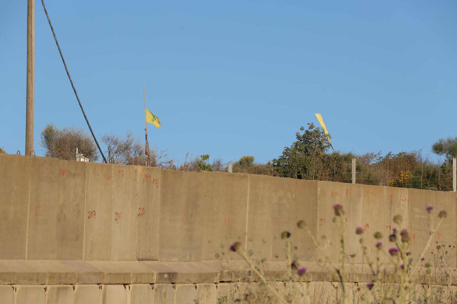 Забор и флаги «Хизбаллы» на границе с Ливаном.