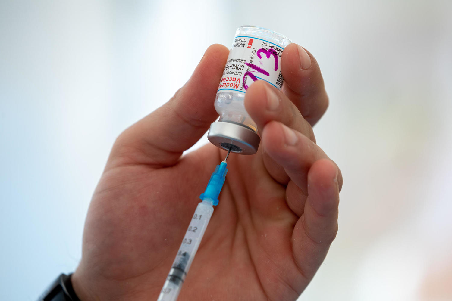 С августа израильские больничные кассы начнут прививать вакциной Moderna