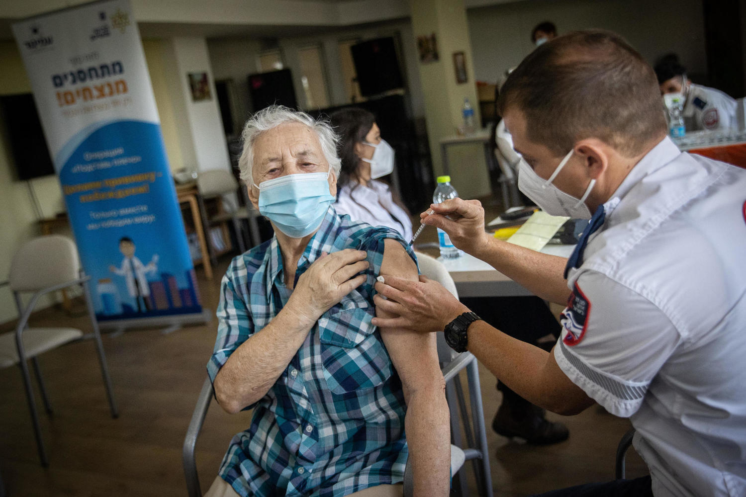 Вакцинация пожилых третьей дозой вакцины в Иерусалиме