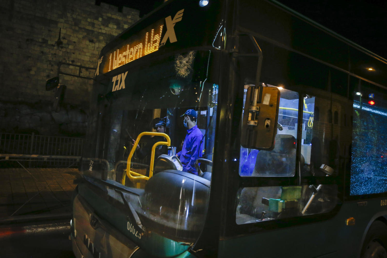 автобус в Иерусалиме, пострадавший от каменной атаки.