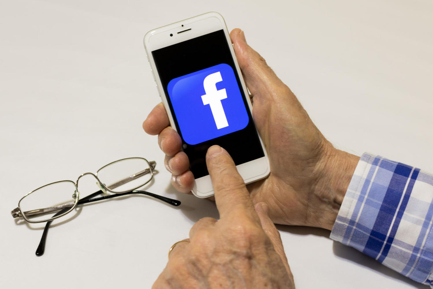В Израиле подают представительский иск против Facebook: «алгоритм дискриминирует пожилых»