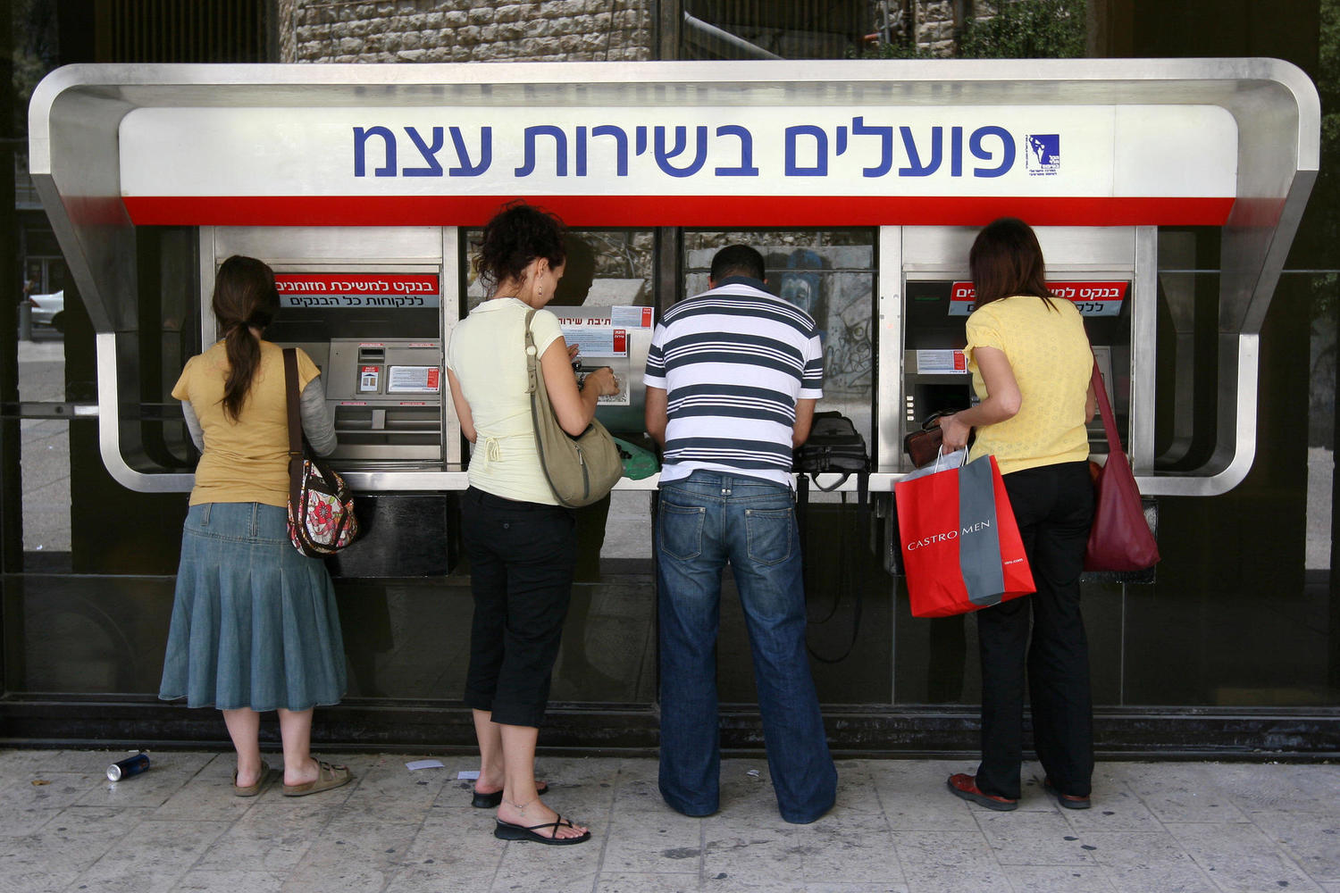 С этой недели израильтяне могут сменить банк «одним нажатием кнопки»