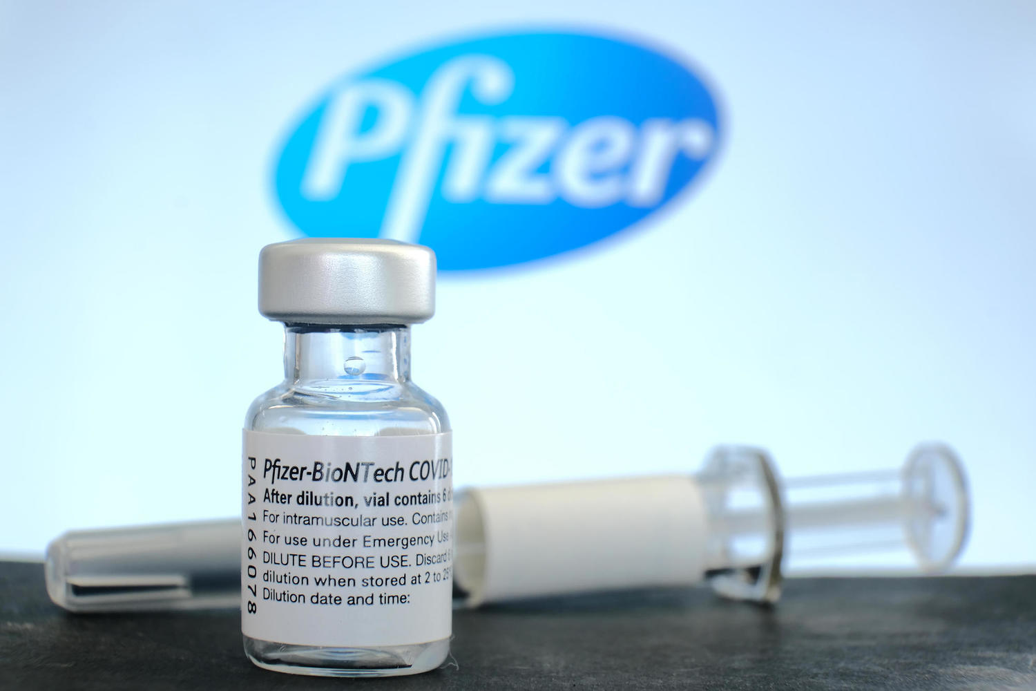 Pfizer отправила в FDA отчет по вакцине для детей и начала испытания лекарства против COVID-19