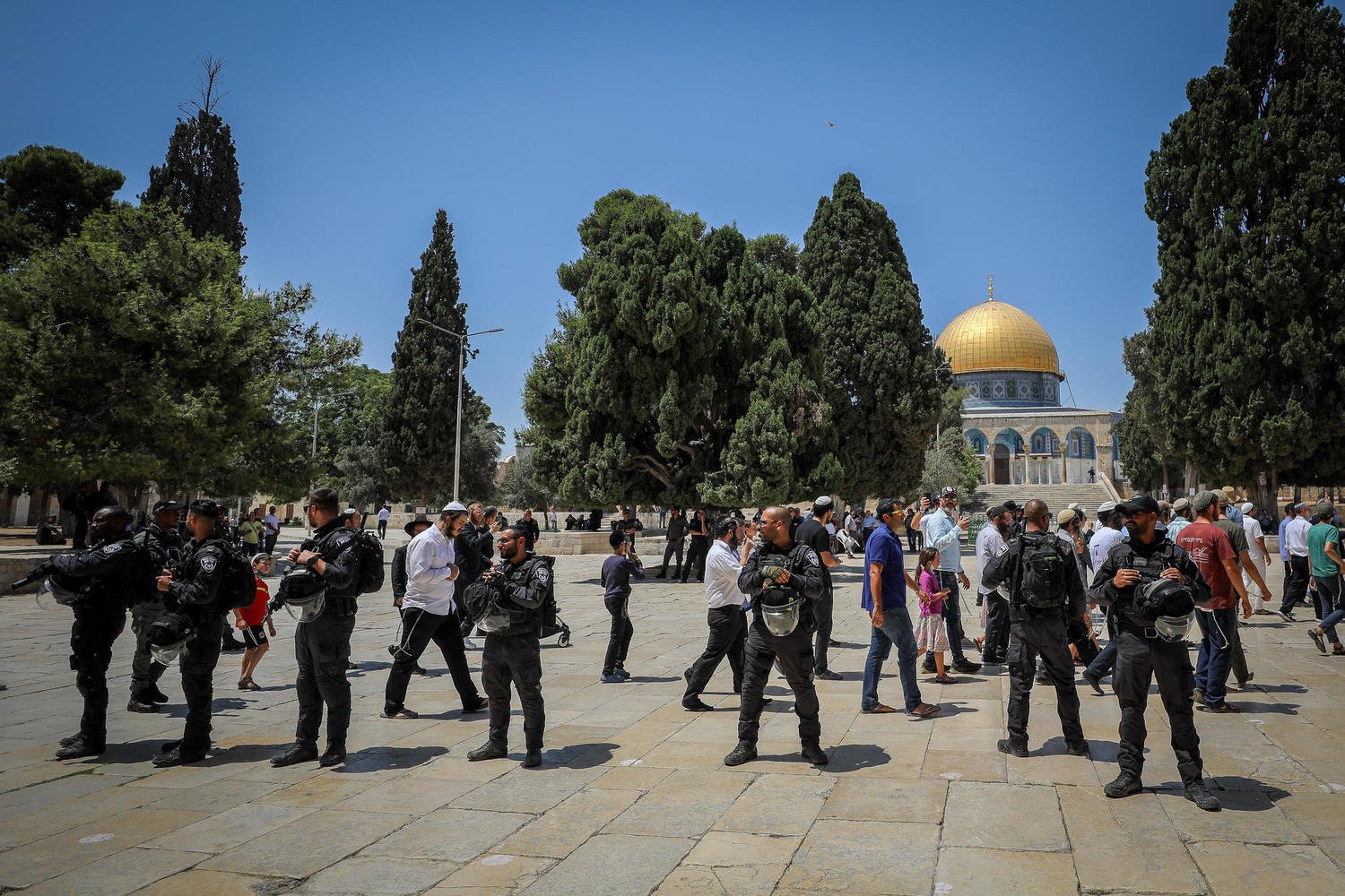 группа религиозных евреев под охраной полиции на Храмовой горе