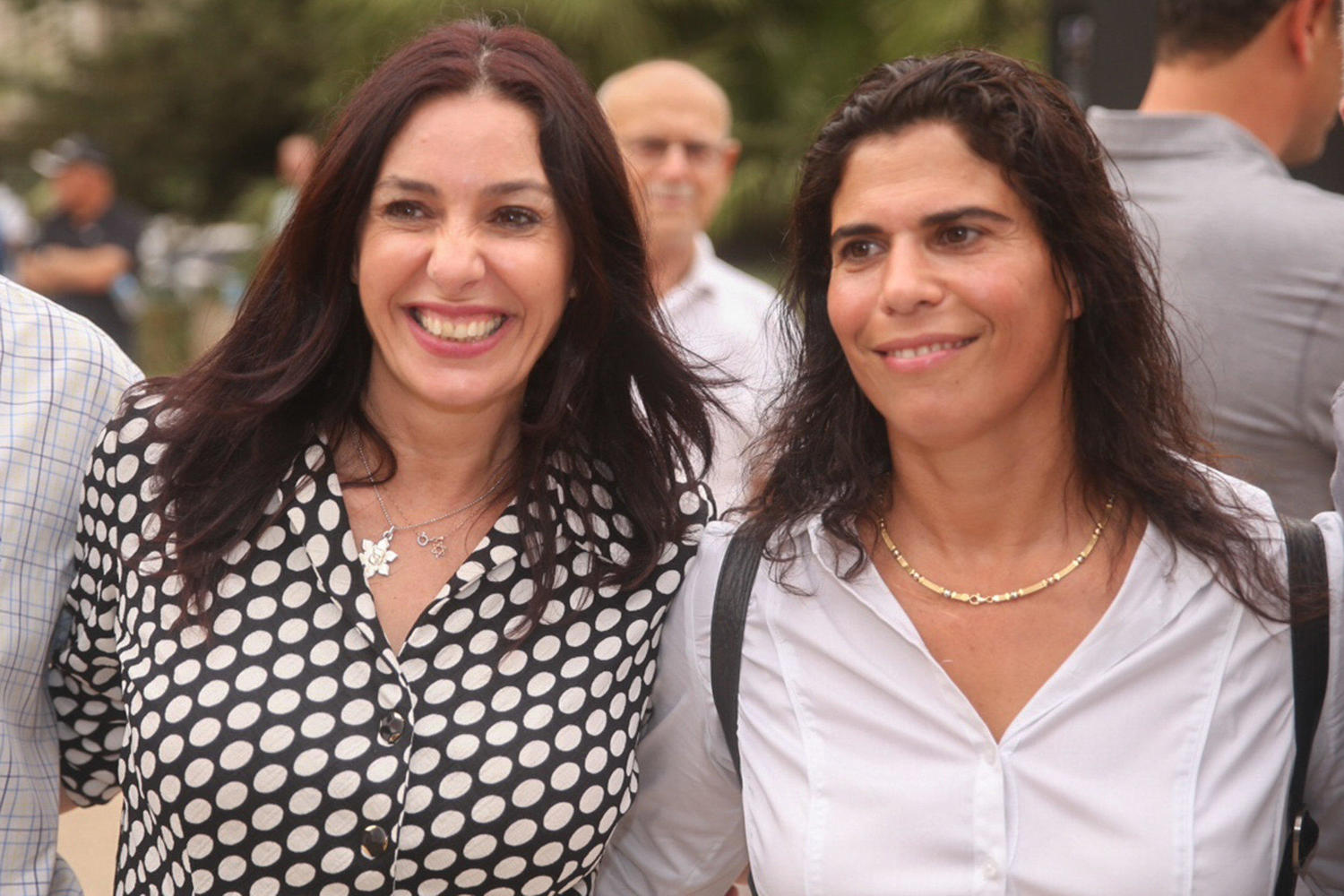 Яэль Арад позирует для фото с министром культуры и спорта Мири Регев в 2015 г.