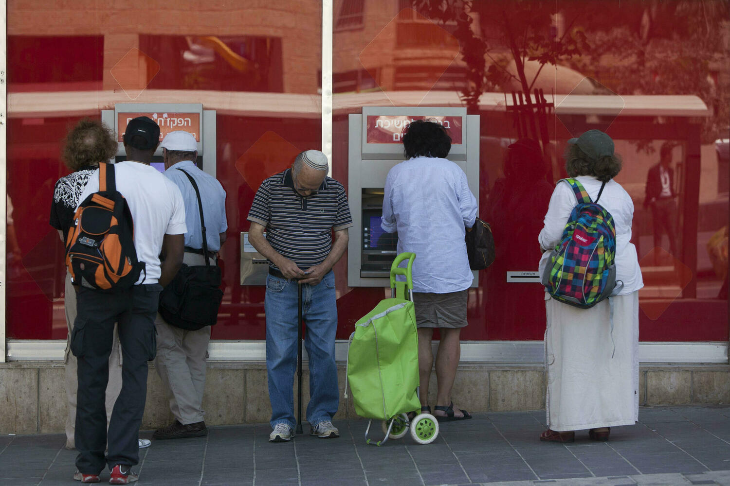 Совет потребителей подаст коллективный иск против банков, закрывающих банкоматы