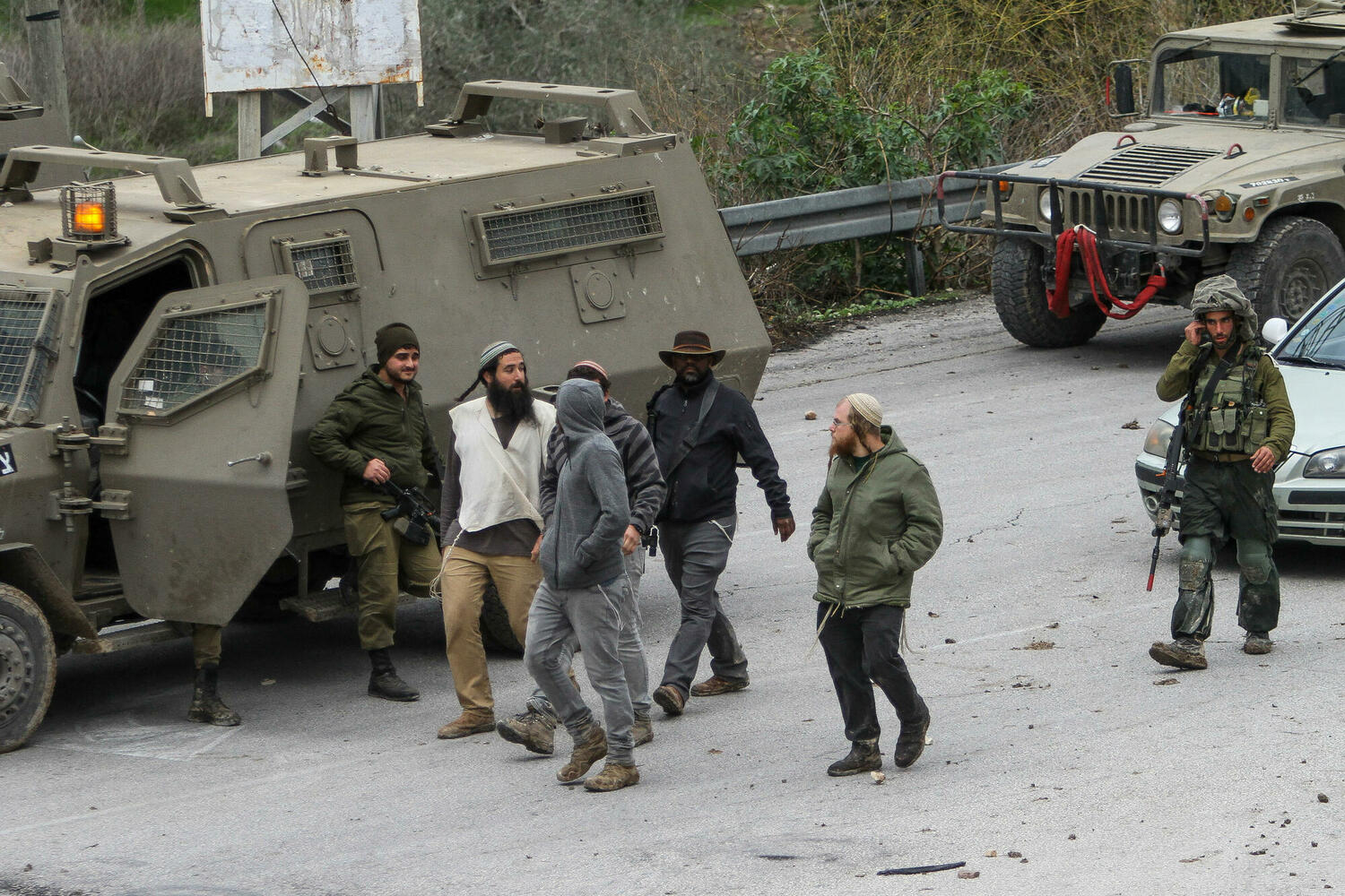 армия «разнимает» поселенцев и палестинцев у деревни Бурка, 17 декабря