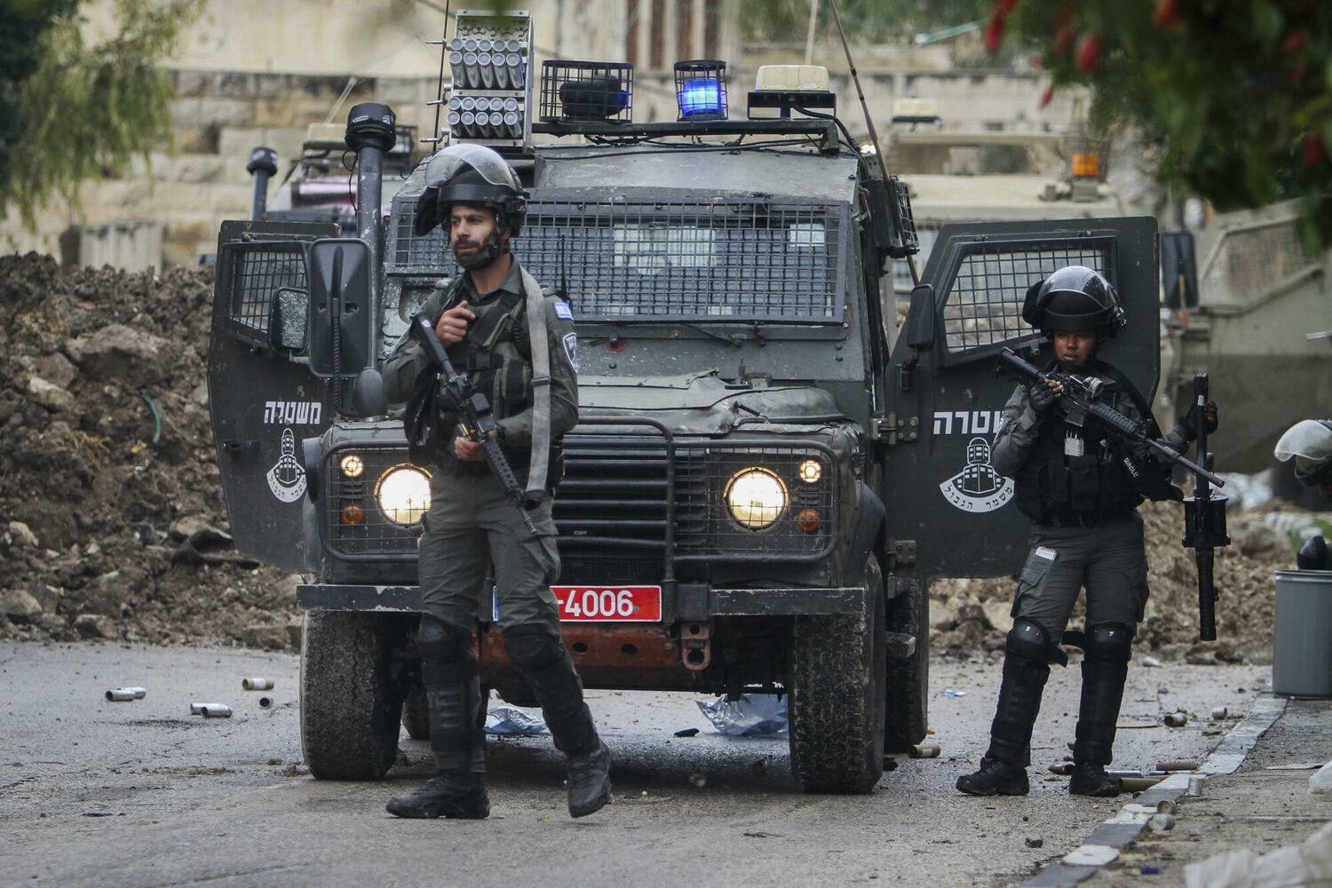 солдаты «разделяют» поселенцев и палестинцев, 23 декабря 2021