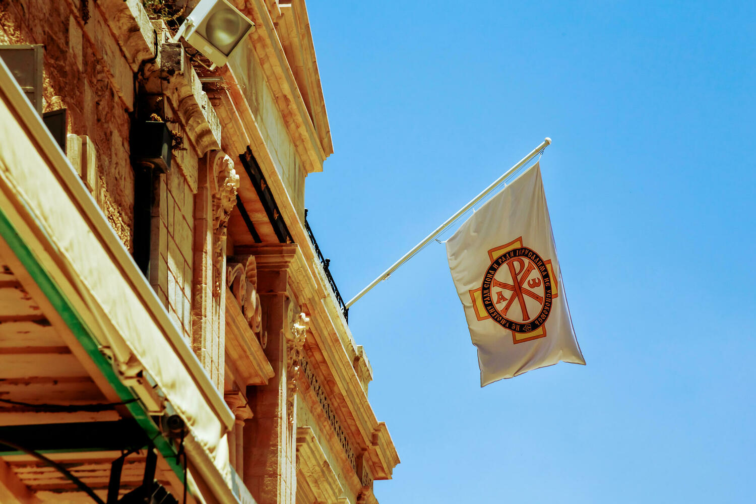 флаг ИППО на здании Александровского подворья, июнь 2021 г.