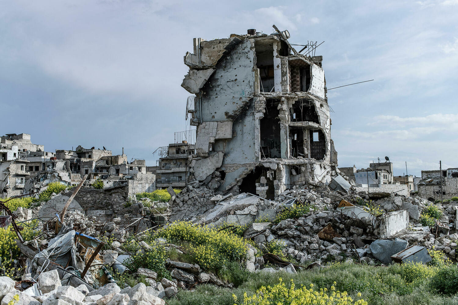 украинский Мариуполь выглядит сейчас как сирийский Алеппо. На фото Алеппо после бомбежек российской и сирийской авиации.