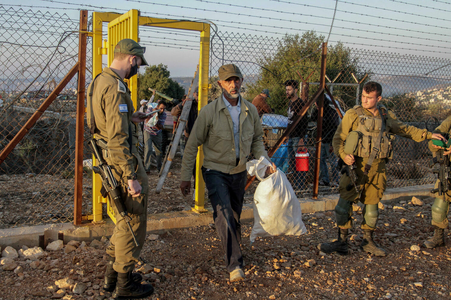 Усиление охраны не помешало террористу найти дыру в заборе и приехать в Тель-Авив