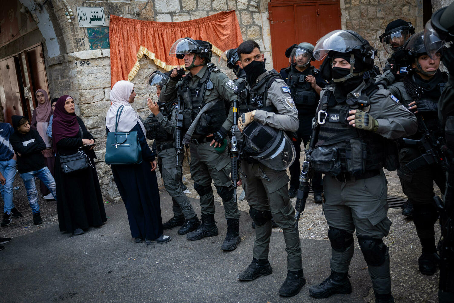 полицейские у мечети Аль-Акса в Старом городе Иерусалима, 17 апреля 2022 г.