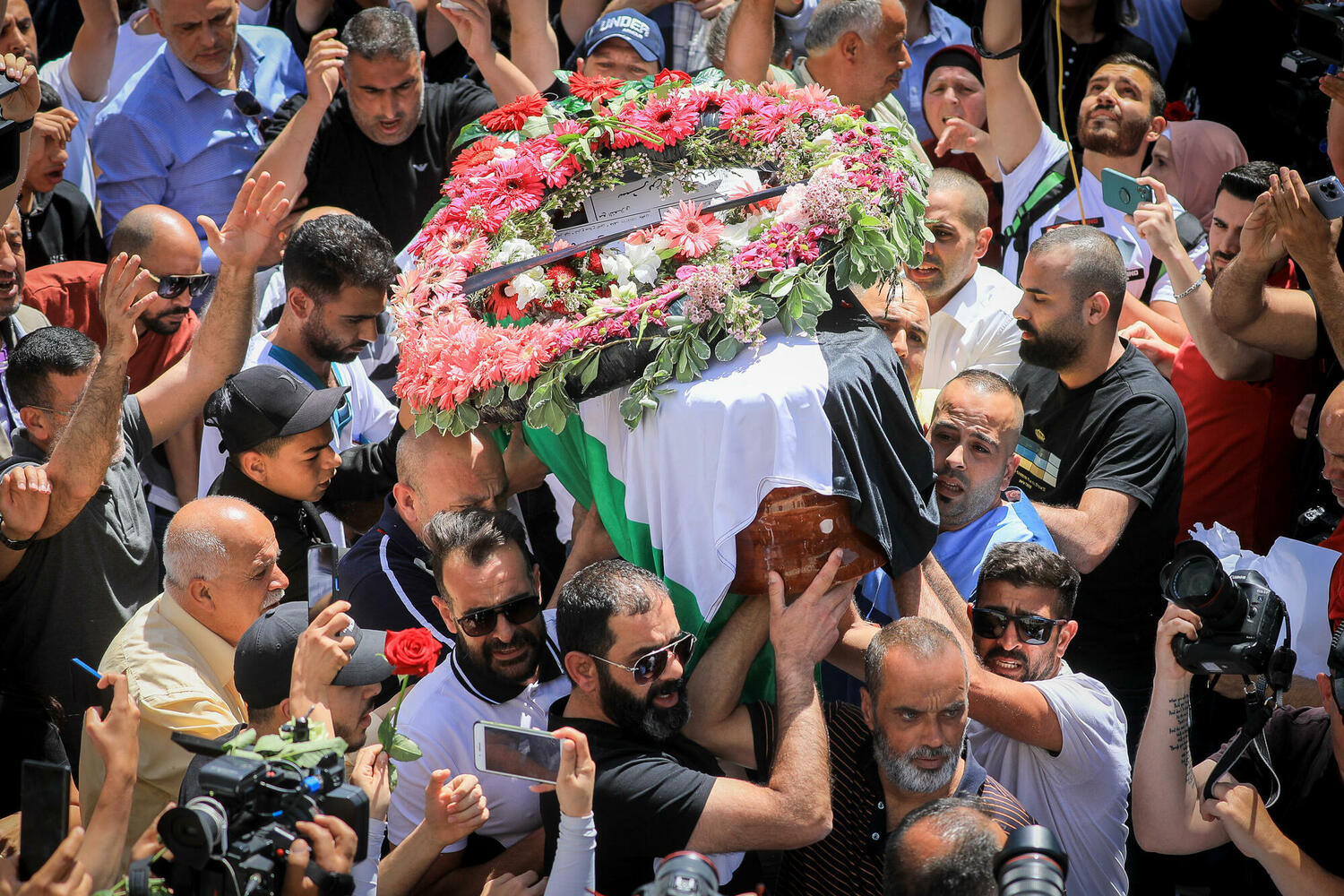 процессия с гробом Ширин Абу Акле в квартале Шейх Джарах