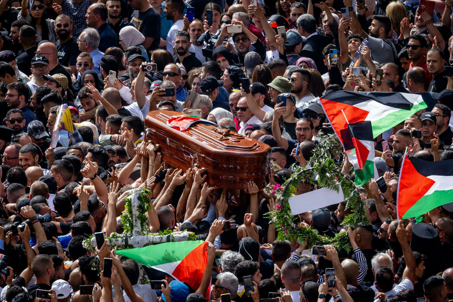 процессия с гробом Ширин Абу Акле у Яффских ворот Старого города, 13 мая