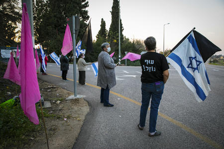 «Хадашот 13»: ШАБАК взломал телефоны участников протеста против Нетанияху