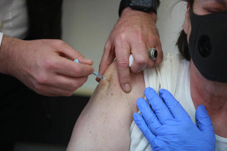 Минздрав Израиля начал публиковать сведения о числе тяжелых случаев COVID после вакцинации