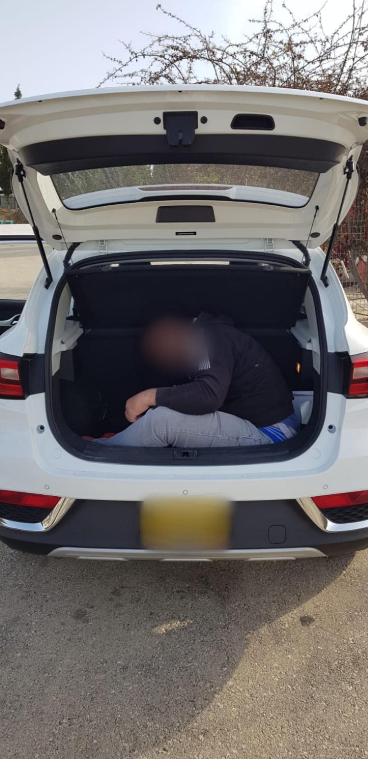 Пограничники обнаружили нарушителя в багажнике машины
