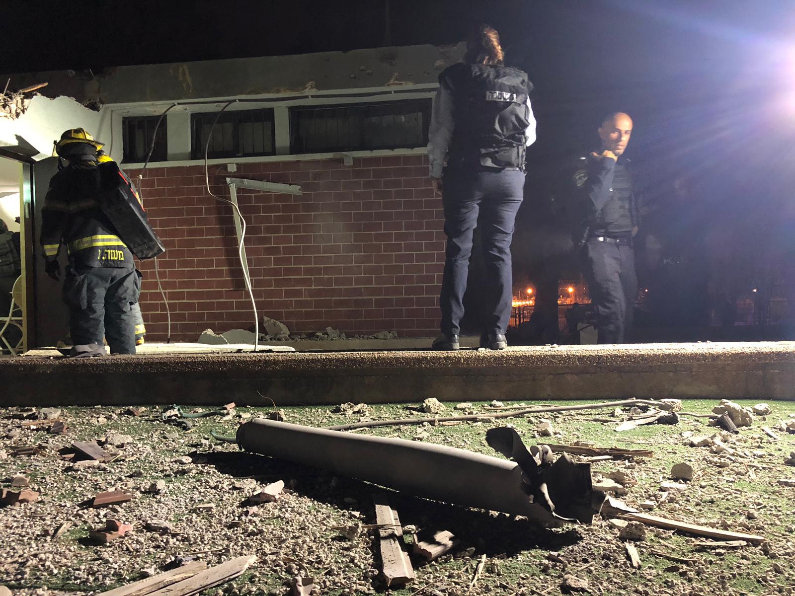 Ракета угодила в крышу жилого дома в Кирьят-Гате, пострадавших нет