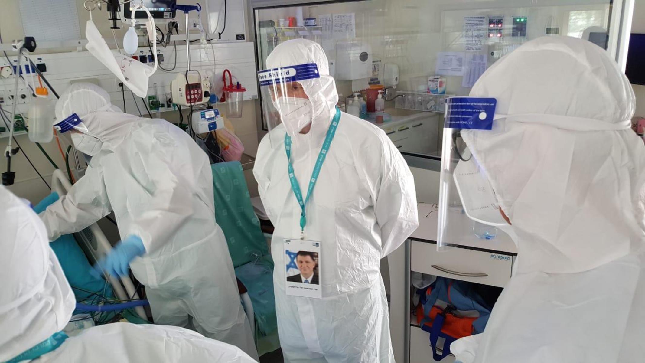 Министр здравоохранения Эдельштейн впервые решился войти в коронавирусное отделение